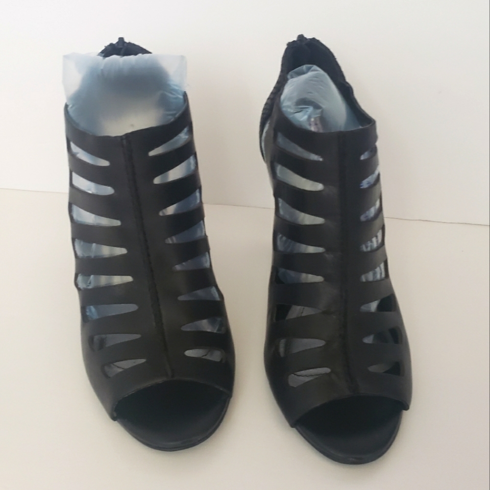 Tahari Lindy Peep-toe Heel